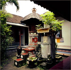 Домашний храм во дворе